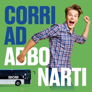 Un giovane ragazzo con una camicia a quadri blu e bianchi e jeans è raffigurato mentre corre con entusiasmo, con un'espressione di gioia sul volto. Ha i capelli biondi e spettinati, e il suo braccio destro è sollevato in un gesto energico. Sullo sfondo verde spicca una scritta in grandi lettere maiuscole, divisa in più righe, con le parole "CORRI AD ABBONARTI". Alcune parole sono in blu, altre in bianco, creando un contrasto visivo forte. In basso a sinistra è presente un autobus con il logo "MOM", un'azienda di trasporti pubblici. L'immagine trasmette un senso di dinamismo e invita a sottoscrivere un abbonamento ai servizi di trasporto pubblico.