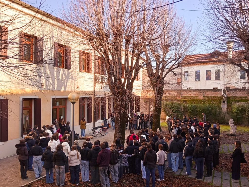 Panoramica dell'evento per "Il Giorno della Memoria" giardino interno del Liceo Artistico Statale di Treviso