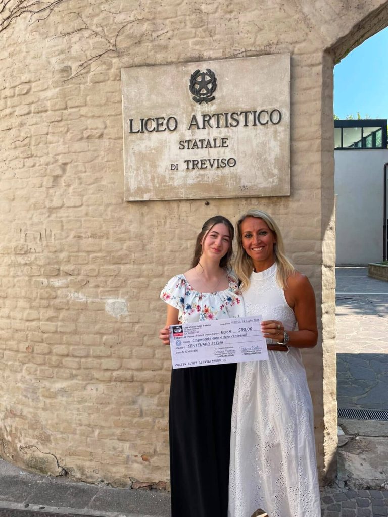Premiazione di fronte all'ingresso dell'artistico